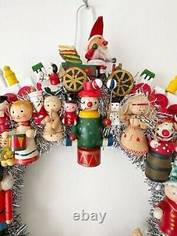 15.5 Vintage Wood Ornament Kitsch Wreath, Christmas Holiday Wreath, Ornaments