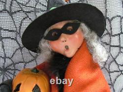 2014 Byers Choice Halloween 19 Inch Display Walking Witch Caroler Signed in OB