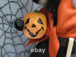 2014 Byers Choice Halloween 19 Inch Display Walking Witch Caroler Signed in OB