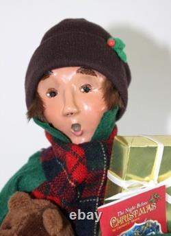 2023 Byers Choice Christmas Ornament Stall with 2024 Matching Carolers
