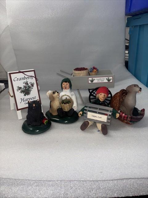 Byers Choice Caroler Cranberry Harvest Cape Cod Sign 2 Children 2 Dogs Christmas