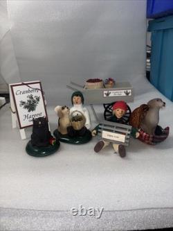 BYERS CHOICE CAROLER CRANBERRY HARVEST CAPE COD SIGN 2 Children 2 Dogs CHRISTMAS