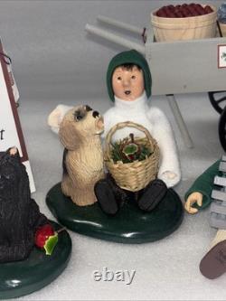 BYERS CHOICE CAROLER CRANBERRY HARVEST CAPE COD SIGN 2 Children 2 Dogs CHRISTMAS