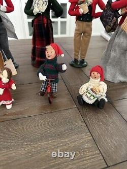 Byer's Choice Ltd Carolers (12 Carolers)