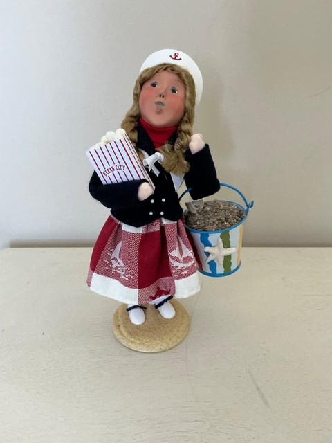 Byers Choice 2008 Ocean City Cricket Box Exclusive Girl Withpopcorn & Bucket