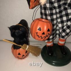 Byers Choice Carolers Halloween Smiling Jack O' Lantern Witch w Bats Lined Cape