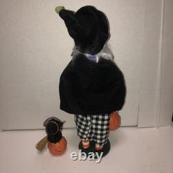 Byers Choice Carolers Halloween Smiling Jack O' Lantern Witch w Bats Lined Cape