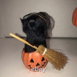 Byers Choice Carolers Halloween Smiling Jack O' Lantern Witch w Bats Lined Cape