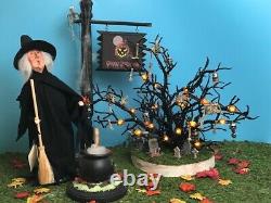 Byers Choice Carolers THE WITCH OF SALEM 2004 + CAULDRON, SIGNPOST, & TREE