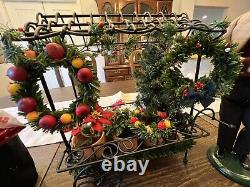 Byers Choice Christmas Cart Tree 2009 Poinsettia Wreaths 3 Carolers Snow Globe