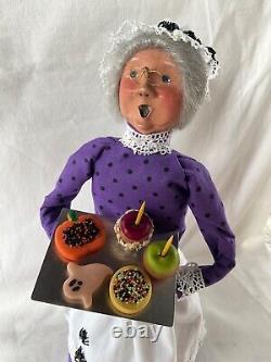 Byers Choice Halloween Grandmother Baker with Ghost Pumpkins Caramel Apples