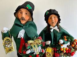 Byers Choice Lantern Family of 4 Carolers plus Accessory Sign