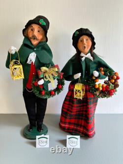 Byers Choice Lantern Family of 4 Carolers plus Accessory Sign
