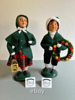 Byers Choice Lantern Family of 4 Carolers plus Accessory Sign