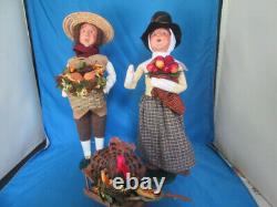 Byers Choice The Carolers Williamsburg Farmer, Wife & Turkey Thanksgiving Bounty