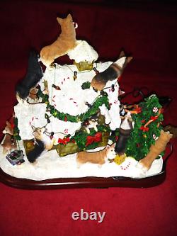 Danbury Mint Corgi Dog Christmas Doghouse-Lighted with Star -Retired -Works- EUC