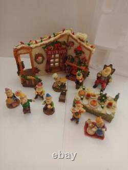 Grandeur Noel Santa And His Elves 12 Pc Diorama Scene Resin Boxed 35250107