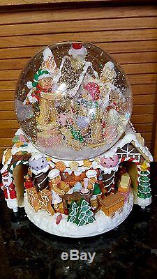 HP MUSICAL Christmas GINGERBREAD Men LG Water Snow Globe Ball REVOLVING Base