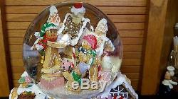 HP MUSICAL Christmas GINGERBREAD Men LG Water Snow Globe Ball REVOLVING Base