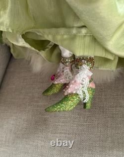 Mark Roberts Collectible Cat Beauty. 23.5. Easter Spring Shopping Cat