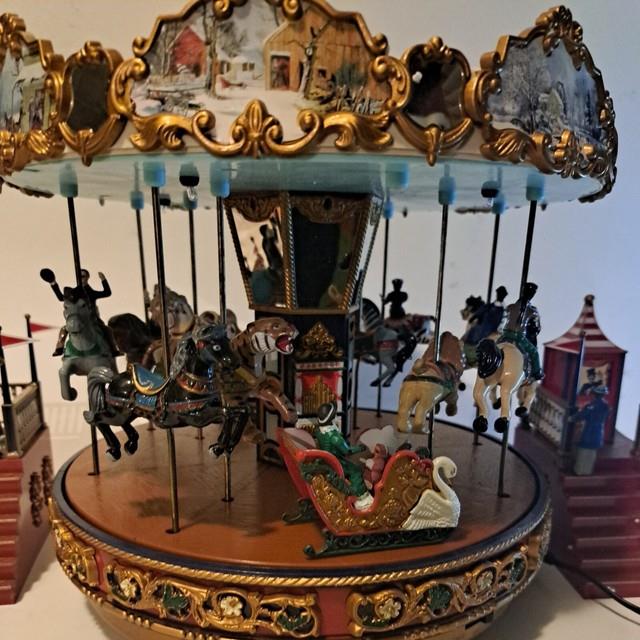 Mr. Christmas Country Fair Carousel Llights Up & Plays 30 Songs Great