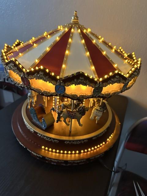 Mr. Christmas Marque Deluxe Carousel Animated Musical 40 Songs Beauty
