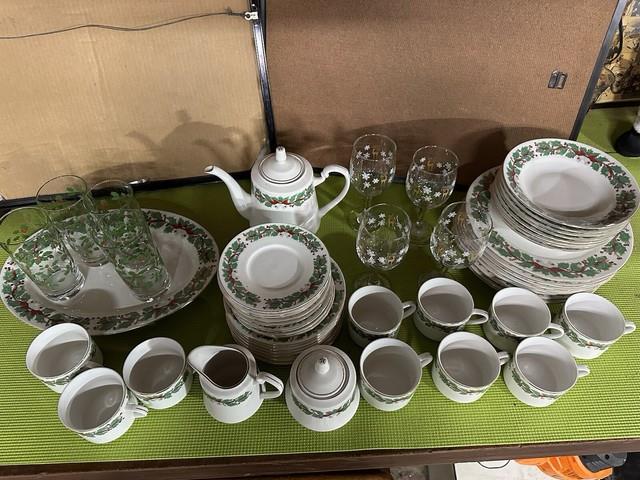 Sango Christmas Holly 8415 Set For 8 People 57 Pieces All Tighter With Cream