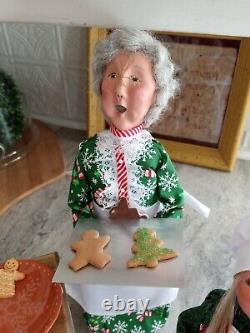 Set Byers Choice Carolers Grandmother Baking Xmas Cookies Boy Girl Mother Table