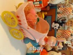 VINTAGE EASTER ROSEN ROSBRO HARD PLASTIC BUNNY RABBIT With BABY COACH CONTAINER