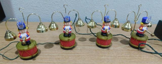 Vintage 1991 Mr. Christmas Santa's Marching Band Brass Bells Playing 35 Carols
